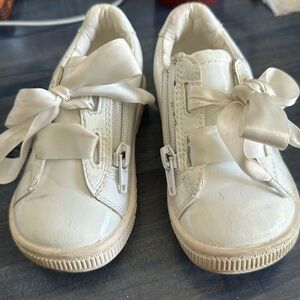 White sneakers, with satin bow